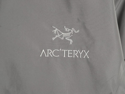 🔝ARC‘TERYX 始祖鳥 BETA LT戶外防水硬殼衝鋒衣
市場獨家全溢膠版本 一比一細節還原
YB四次壓膠工藝 整衣3D立體仿生學設計衣長臂彎 TRI-DURANCE防水防雨面料 自行區別市面先行版本 原包裝原標 全套輔料定制 整衣 腋下YKK雙向拉鍊 五金全部開模定制
R1 SIZE：S-XXL