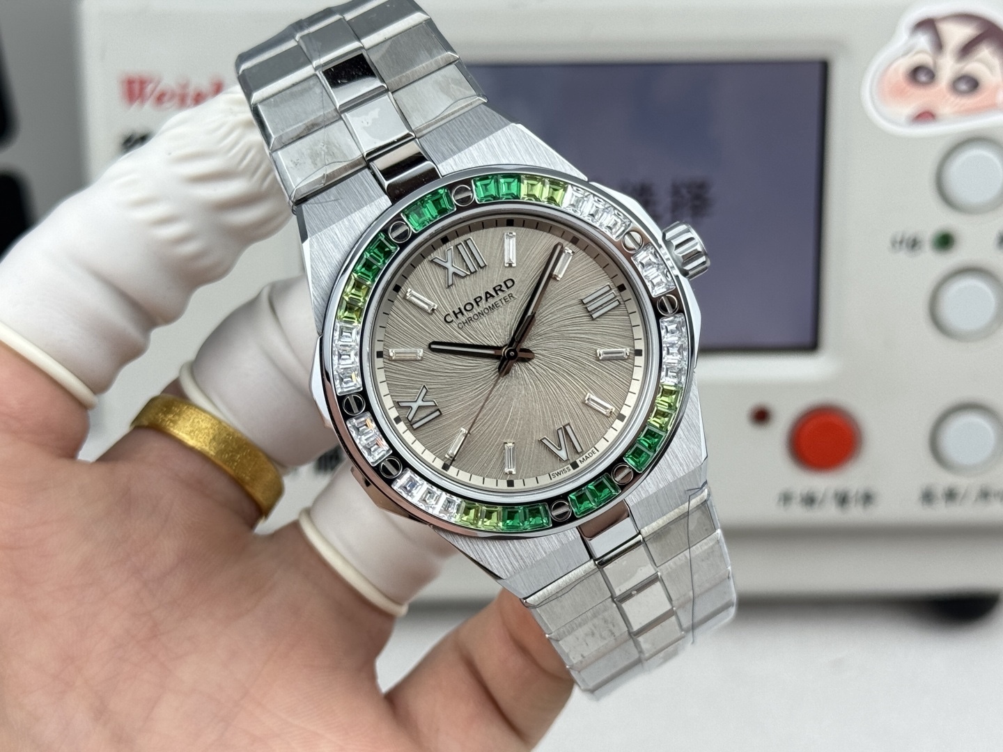 GH—Factory 獨家力作👍
蕭邦AlpineEagle雪山傲翼系列
🌈彩T鑽🌟變色龍🦎滿天星✨限量款及隱藏款首推
如炬目光，比擬暗夜星芒⛰️於山川湖海間🌊洞見紳士願景與磅礡未來👔
尺寸：原裝一致41mmX9.7mm
機芯：9015改Chopard 01.01-c
錶鏈：獨家原版開模金磚型鏈節一體式錶鏈
岩石紋錶盤，鍍銠羅馬數字，時針及分針時標均覆以Super-LumiNova® X1級螢光塗層
致獻當代“雄鷹”，志存高遠之人在日常生活中超邁群倫，其視野啓迪人心、昇華情志。憑借遠見和決心，