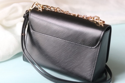 [玫瑰]最新款[玫瑰][玫瑰] 原版品質【獨家實拍 款號:50506/M11723/M11724/M11725 】
 本款 Twist 中號手袋擁有 Epi 皮革的考究肌理，搭配牛皮革內襯和光滑牛皮革飾邊。琺 Monogram 花卉懸掛於纖細鏈條，可拆卸並調節的肩帶實現肩背和斜挎選擇。17 x 9.5 x 23釐米(高 x 寬 x 長度)