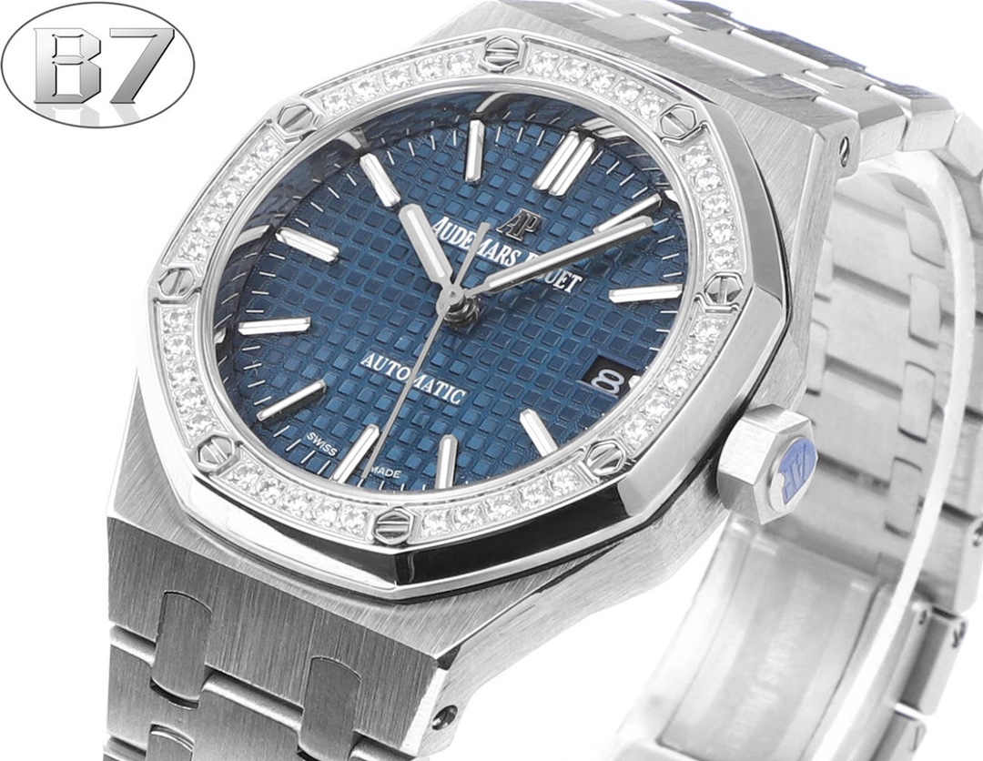 AP愛彼 女款愛彼皇家橡樹 剔除機芯甲板多餘部分，使之變得更加鏤空——成就鋼表巔峰—— 實力演繹 衛冕“鋼”王！【6大精妙之處】1.正品拆解開模，尺寸為37毫米與正品一致！2.完美還原正品表殼的每一處細節，盡顯正品“稜角分明 堅毅果敢”的陽剛氣質。3.鋼帶的做工無可挑剔，比市面上任何鋼帶表做工均要更上一層樓，鋼帶頭粒和表頭銜接的“緩衝帶”的鬆緊程度與正品一模一樣。4.自動陀的與原裝致敬，是市面唯一做到顏色於原裝一致的版本（市面一般版本均偏紅）其上的ap族徽雕刻獨一無二。