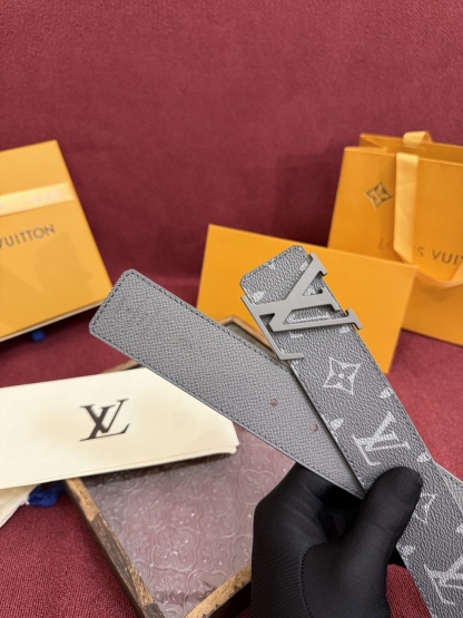 
lv男士新款皮帶寬度4cm 訂製帆布面料飾有全新的圖案效果(顏色純正) 襯托進口小牛皮配色底 搭配精緻的字母搭扣 手感極佳