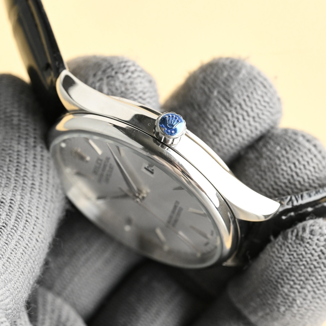 爆款主推勞力士【ROLEX】男士腕表 採用獨特的錶盤設計 搭配而來的是更高檔奢華的勞力士， 初識勞力士必憧憬有朝一日能擁有它，戴上勞力士必順風順水必發達，你值得擁有，歡迎評鑒！！
機芯：搭配全新進口8215西鐵城（零返修） 尺寸：40鏡面：藍寶石玻璃永不刮花 材質：316L精鋼表殼 動力：儲存48小時 防水深度：100米意大利小牛皮帶，原裝針扣！