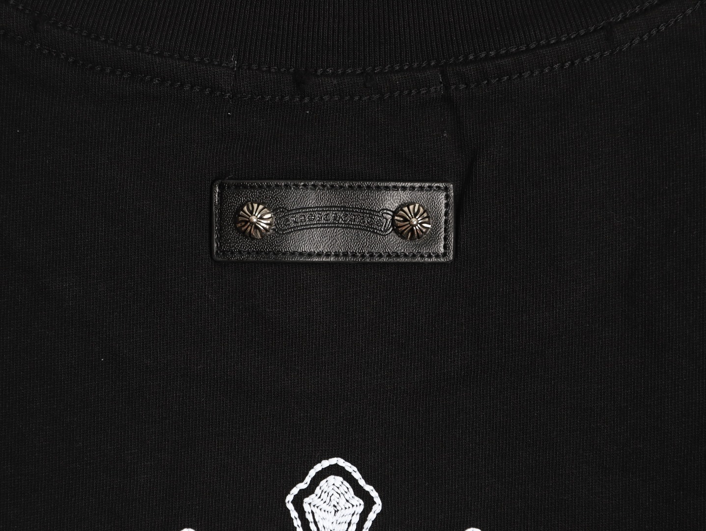 CHROME HEARTS克羅心CH 26ss 梵文十字架刺繡短袖T恤
No.1的質量 真正天花板品質，正確320g定織定染雙紗面料 柔軟舒適，成衣洗水 定染螺紋 無色差 不變形 手工磨爛超重工藝。螺紋領口均為克某心原領口 高包裹度 領口寬度和櫃櫃精確到毫米 厚領口不易變形，注意做工 領口處針腳 無折疊 順暢自然沒重疊線 真正還原 這是多少人都做不到的 ，區別市場通貨!
M1 Size: S-XL