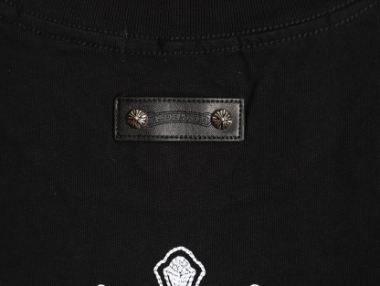 CHROME HEARTS克羅心CH 26ss 梵文十字架刺繡短袖T恤
No.1的質量 真正天花板品質，正確320g定織定染雙紗面料 柔軟舒適，成衣洗水 定染螺紋 無色差 不變形 手工磨爛超重工藝。螺紋領口均為克某心原領口 高包裹度 領口寬度和櫃櫃精確到毫米 厚領口不易變形，注意做工 領口處針腳 無折疊 順暢自然沒重疊線 真正還原 這是多少人都做不到的 ，區別市場通貨!
M1 Size: S-XL