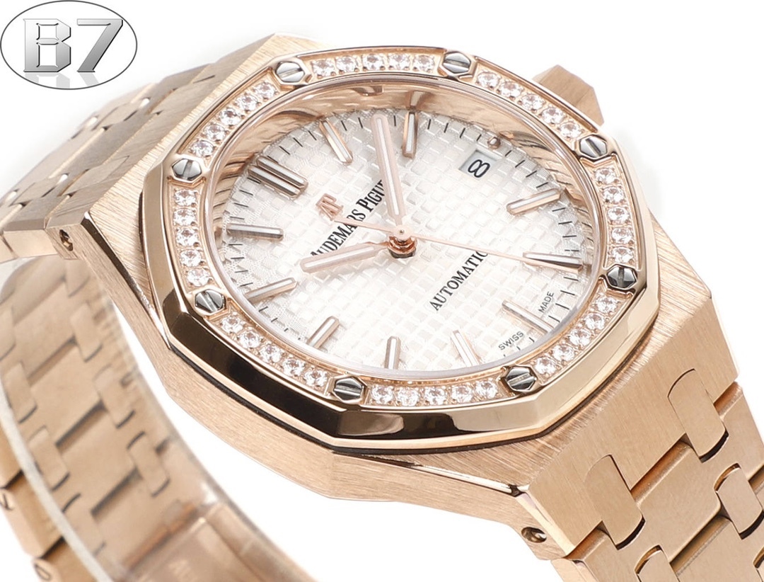 B7  Factory
AP愛彼 女款愛彼皇家橡樹 剔除機芯甲板多餘部分，使之變得更加鏤空——成就鋼表巔峰—— 實力演繹 衛冕“鋼”王！【6大精妙之處】1.正品拆解開模，尺寸為37毫米與正品一致！2.完美還原正品表殼的每一處細節，盡顯正品“稜角分明 堅毅果敢”的陽剛氣質。3.鋼帶的做工無可挑剔，比市面上任何鋼帶表做工均要更上一層樓，鋼帶頭粒和表頭銜接的“緩衝帶”的鬆緊程度與正品一模一樣。4.自動陀的與原裝致敬，是市面唯一做到顏色於原裝一致的版本（市面一般版本均偏紅）其上的ap族徽雕刻獨一無二。