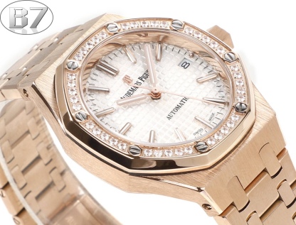 B7  Factory
AP愛彼 女款愛彼皇家橡樹 剔除機芯甲板多餘部分，使之變得更加鏤空——成就鋼表巔峰—— 實力演繹 衛冕“鋼”王！【6大精妙之處】1.正品拆解開模，尺寸為37毫米與正品一致！2.完美還原正品表殼的每一處細節，盡顯正品“稜角分明 堅毅果敢”的陽剛氣質。3.鋼帶的做工無可挑剔，比市面上任何鋼帶表做工均要更上一層樓，鋼帶頭粒和表頭銜接的“緩衝帶”的鬆緊程度與正品一模一樣。4.自動陀的與原裝致敬，是市面唯一做到顏色於原裝一致的版本（市面一般版本均偏紅）其上的ap族徽雕刻獨一無二。