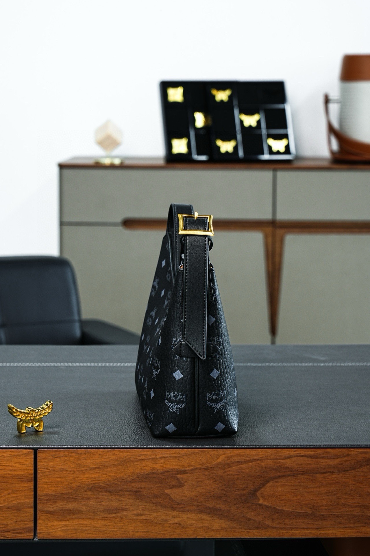 ®全新升級®官網同步
𝙈𝘾𝙈 𝘼𝙧𝙚𝙣 𝙃𝙤𝙗𝙤
黑色𝙎𝙢𝙖𝙡𝙡#腋下肩背包

·CP獨家出品｜黑色
這款單品對經典的休閒款式進行了現代風的全新演繹，在柔軟與挺闊之間取得了理想的平衡。這款小號Aren Hobo肩背包採用了傳統MCM行李箱的設計元素，包括一個可拆卸皮革吊牌及雕花Logo掛鎖，達到錦上添花的效果。

型號：MWHESTA01CO001
尺寸：26*9.5*19cm
肩帶：可調節125-133cm
開合：拉鍊式
顏色：黑色/BLACK