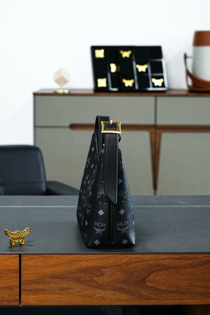 ®全新升級®官網同步
𝙈𝘾𝙈 𝘼𝙧𝙚𝙣 𝙃𝙤𝙗𝙤
黑色𝙎𝙢𝙖𝙡𝙡#腋下肩背包

·CP獨家出品｜黑色
這款單品對經典的休閒款式進行了現代風的全新演繹，在柔軟與挺闊之間取得了理想的平衡。這款小號Aren Hobo肩背包採用了傳統MCM行李箱的設計元素，包括一個可拆卸皮革吊牌及雕花Logo掛鎖，達到錦上添花的效果。

型號：MWHESTA01CO001
尺寸：26*9.5*19cm
肩帶：可調節125-133cm
開合：拉鍊式
顏色：黑色/BLACK