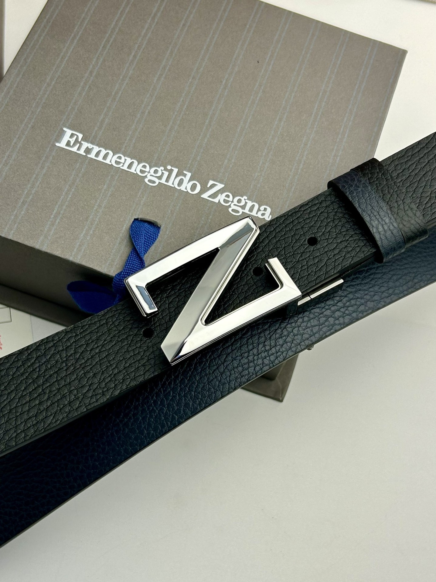 傑尼亞【Zegna】何謂當代男士 活動造型 系列，新款純銅旋轉Z字扣，雙面可用 隨心搭配，寬3.5cm，男士風尚的全新概念.