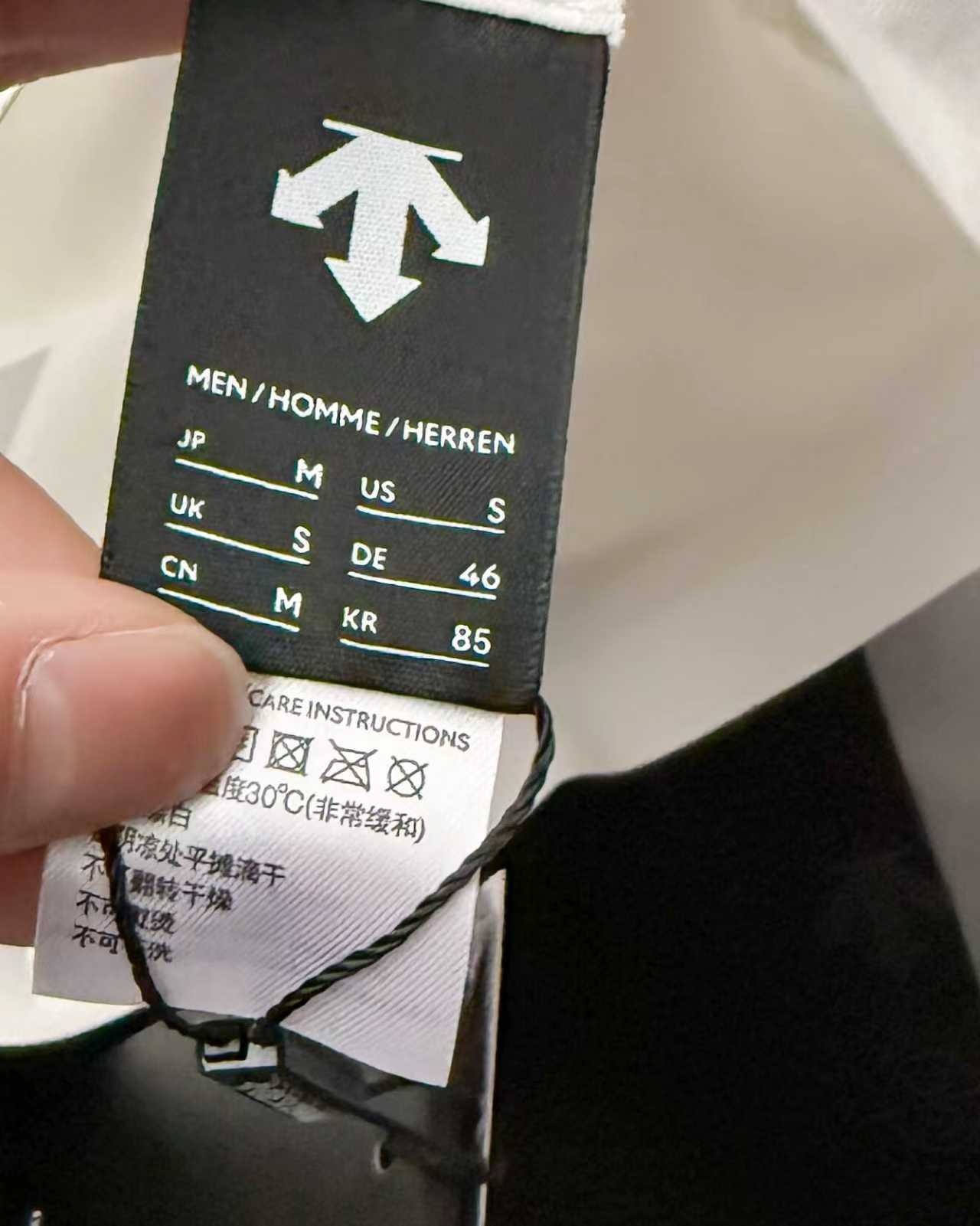 春季新款DESCENTE迪桑特吸濕長袖防曬+抗菌SECOt恤翻領POLO
2026春季新款
大身採用迪桑特自研面料，具有吸濕速乾，UPF215+防曬及Polygiene抑菌功能門襟採用激光切割工藝，結合肩部超聲波貼合工藝，提升細節品質感領口，門襟及下擺均採用熱壓工藝，外觀平整
頻繁穿梭於不同目的地航站樓，美學與實用兼具的著裝是應對高強度，快節奏，多場景工作的基礎。將戶外防護功能面料與都市生活設計剪裁兼容並蓄，實現全日多場景無縫切換讓戶外成為生活的新常態。