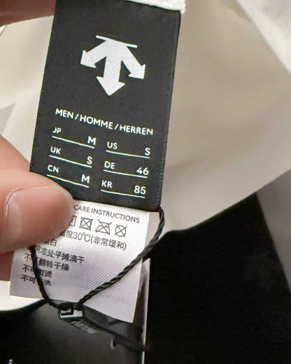 春季新款DESCENTE迪桑特吸濕長袖防曬+抗菌SECOt恤翻領POLO
2026春季新款
大身採用迪桑特自研面料，具有吸濕速乾，UPF215+防曬及Polygiene抑菌功能門襟採用激光切割工藝，結合肩部超聲波貼合工藝，提升細節品質感領口，門襟及下擺均採用熱壓工藝，外觀平整
頻繁穿梭於不同目的地航站樓，美學與實用兼具的著裝是應對高強度，快節奏，多場景工作的基礎。將戶外防護功能面料與都市生活設計剪裁兼容並蓄，實現全日多場景無縫切換讓戶外成為生活的新常態。