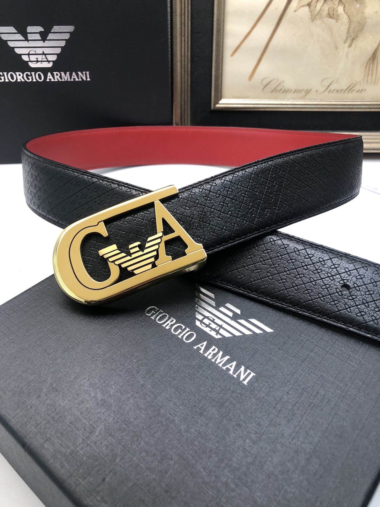 阿曼妮：原單頭層小牛皮燙印花紋，內襯平紋牛皮底，營造織紋外觀。飾以標誌原單扣。專櫃寬度4.0