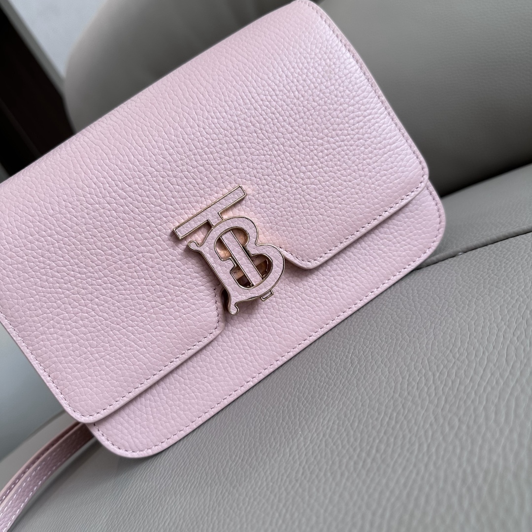 B家最新版型立挺的「TB 專屬標識鎖扣包」，選用意大利鞣制粒紋皮革打造，搭配緝明線設計，鎖扣裝飾 Thomas Burberry 靈感專屬標識，可肩背、斜背或打造手拿包造型。
21 x 6 x 16cm❤️型號3311