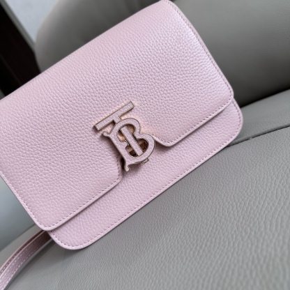 B家最新版型立挺的「TB 專屬標識鎖扣包」，選用意大利鞣制粒紋皮革打造，搭配緝明線設計，鎖扣裝飾 Thomas Burberry 靈感專屬標識，可肩背、斜背或打造手拿包造型。
21 x 6 x 16cm❤️型號3311