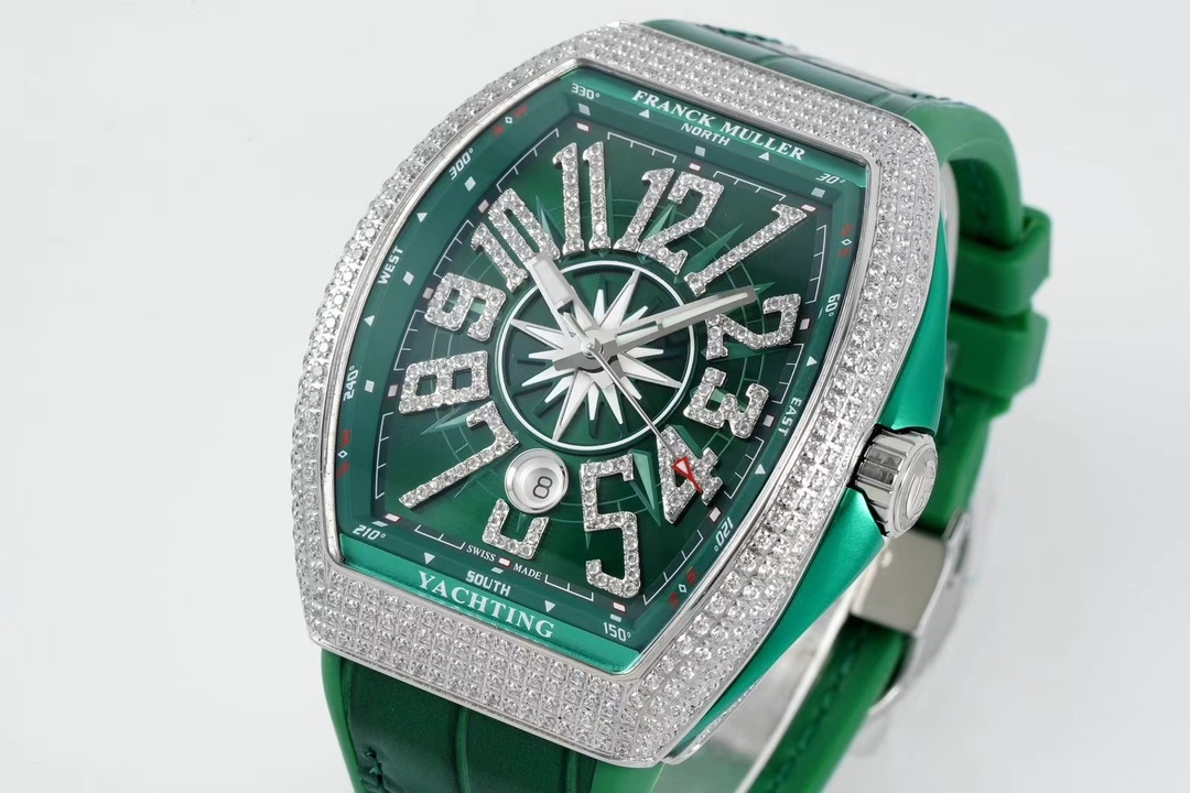 ABF最高品質 綠遊艇 新款到貨 Franck Muller 法蘭克穆勒 Vanguard Yachting V45遊艇系列 44x54 mm
1.表殼100%原版開模 特別是三明治結構表殼 中間內側 藍色的側槽和把頭位置凸出來的藍色耳位 更是使表殼的製作過程更加困難 然後歷時10個多月經過多次初版校對 終於研發製作成功 完全採用316精鋼製作 而非市場低成本的塑膠模具 
2.本版本V45綠色遊艇字面 真法郎字丁 都是採用原裝1：1高度的數字凹邊內法郎烤真丁 成本高 製作複雜 良品率低 字面下層有放大鏡