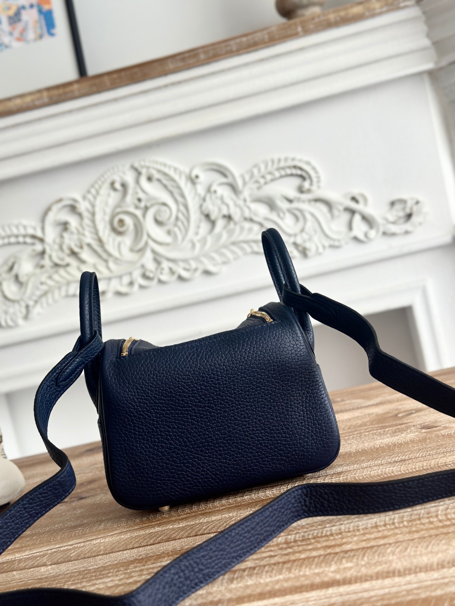 琳迪lindy 19cm	
Tc皮 蜜蠟線半手工縫製
lindy19保留了琳迪包所有細節的完整設計，側口袋、拉鍊等全部都是經典的設計√
這只小可愛暴擊了多少人的少女心