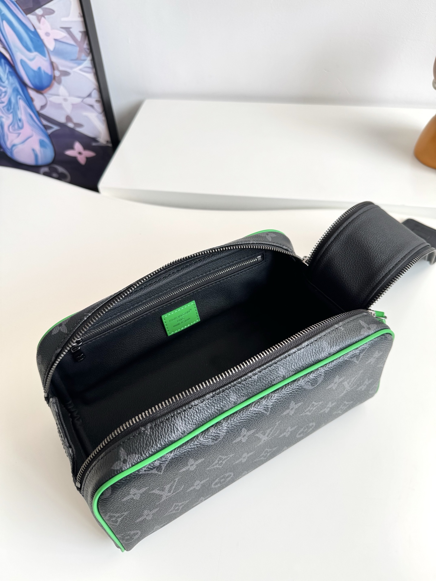 『動態芯片』 🇫🇷海外原單M26433獨家實拍！本款 Dopp Kit 盥洗袋首度為 Monogram Eclipse 塗層帆布搭配明麗皮革，令功能設計釋放動感氣息。雙拉鍊和皮革手柄便於取放洗漱用品。尺寸：28×16.5×15cm