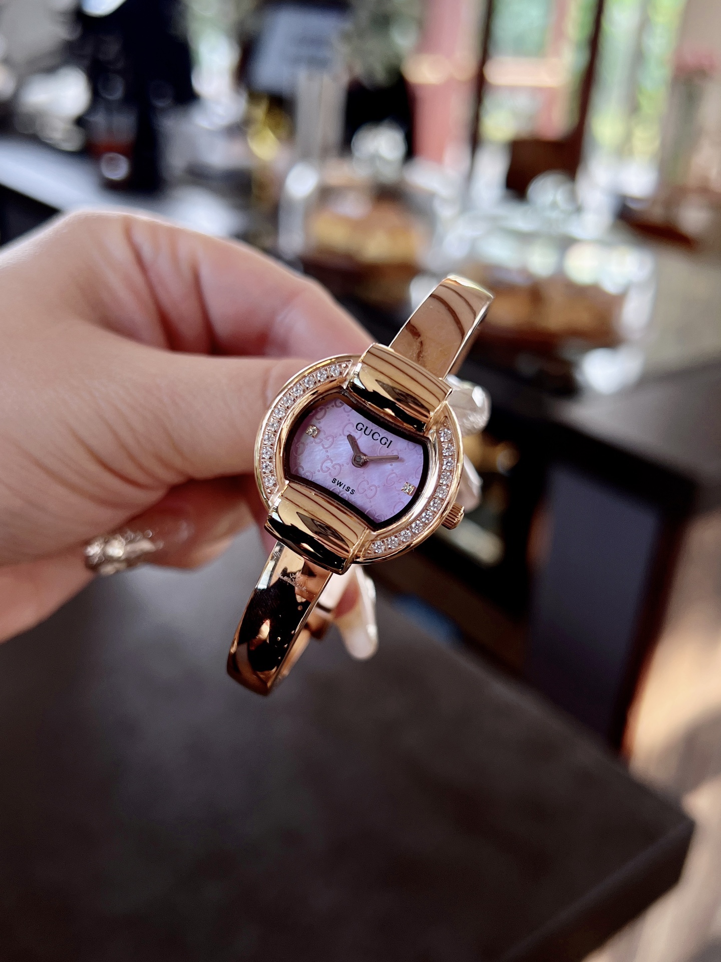 古馳
Gucci 瑞士日內瓦最新限量款升級版到貨（後蓋全新加重處理，重做原裝對版鑲鑽字面。字面鑲嵌八箭八星兩個閃亮的鋯鑽石💎，細節誠意滿滿💎區別以往老舊版本，歡迎品鑒👏👏），表徑25mm，厚度7.5mm，藍寶石玻璃，表面把頭都有經典雙G logo設計元素，非常經典，適合小手腕佩戴，小巧玲瓏，溫婉細膩