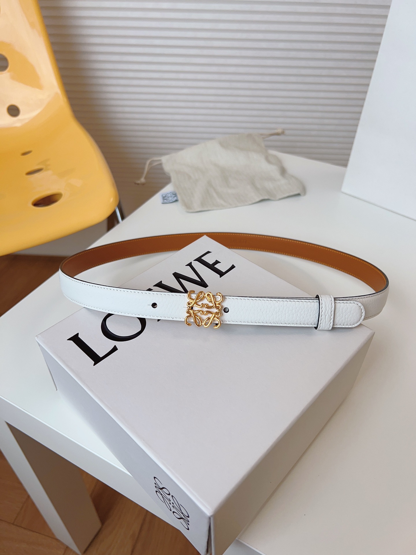 
Loewe 羅意威 經典粒面小牛皮，極簡風格的搭配，腰帶早已不是勒緊褲腰的工具，而是提升衣品，畫龍點睛的飾品；此款腰帶易搭配服飾。皮帶寬度：2.0cm