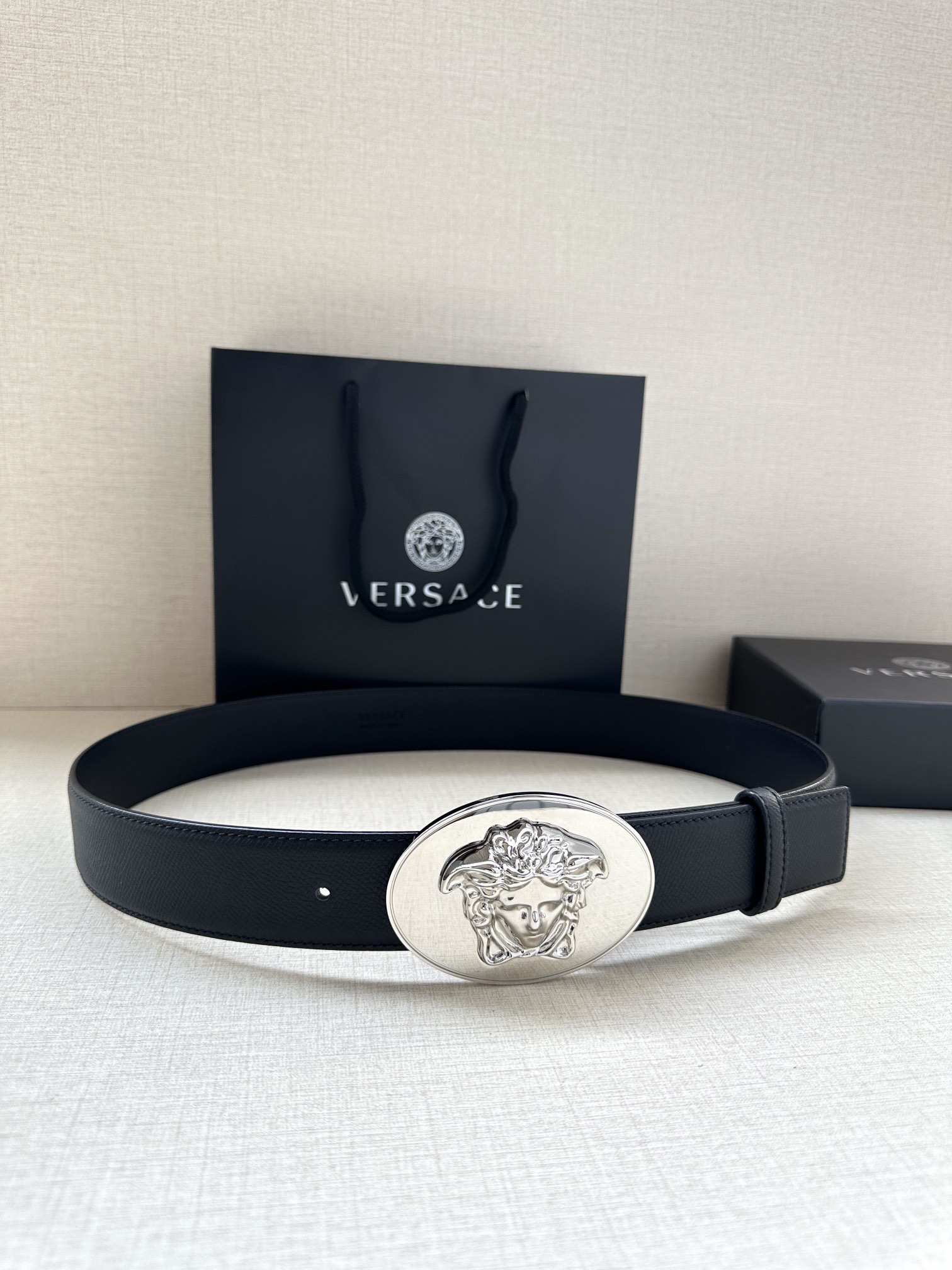 寬度：4.0cm （範思哲） 此款橢圓五金配件、腰帶飾有標誌性的Versace美杜莎頭像扣，彰顯品牌格調。是一款精美的衣櫥必備單品。