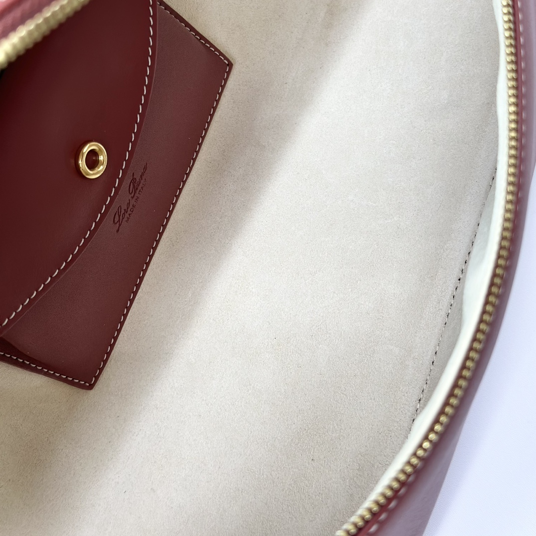 𝓸𝓻𝓸 𝓟𝓲𝓪𝓷𝓪 諾悠翩雅
𝑬𝒙𝒕𝒓𝒂 𝑩𝒂𝒈 𝑳𝟐𝟕 
寬開口加大容量斜挎包，包型設計更立體更有型，包身採用進口原廠小牛皮，手感柔軟而獨特，包包內部結構多了內袋。雙向加長拉鍊開合，配有My Charms金色金屬掛飾（LP特級純鋼五金配件）
size：27*16*10釐米
配全套專櫃禮盒包裝🎁