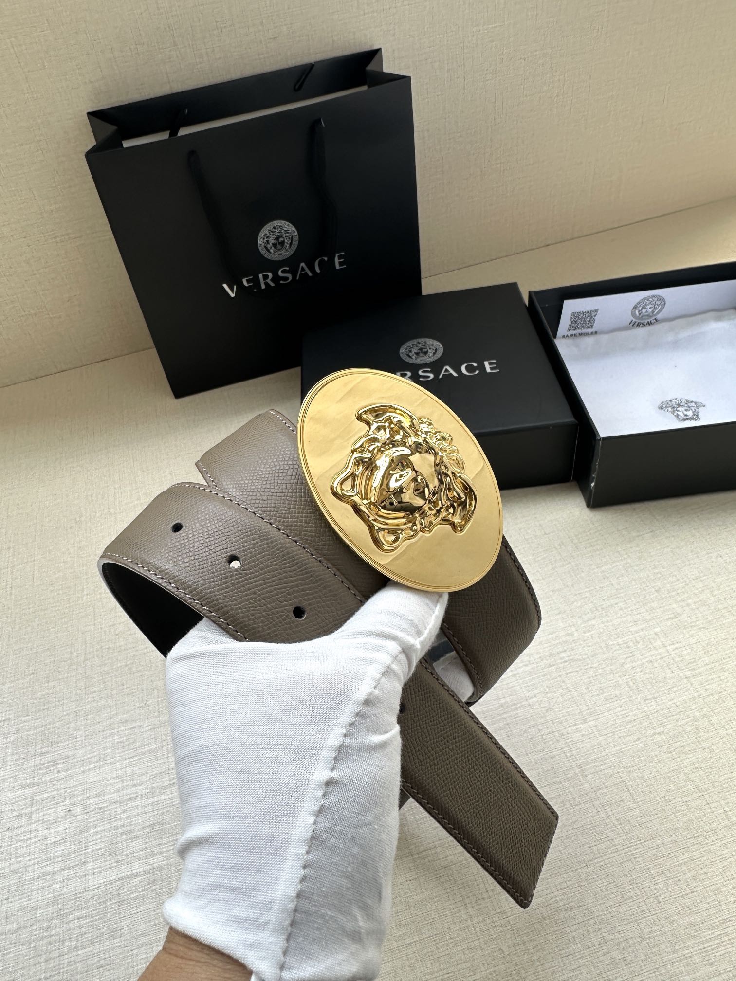 寬度：4.0cm （範思哲） 此款橢圓五金配件、腰帶飾有標誌性的Versace美杜莎頭像扣，彰顯品牌格調。是一款精美的衣櫥必備單品。