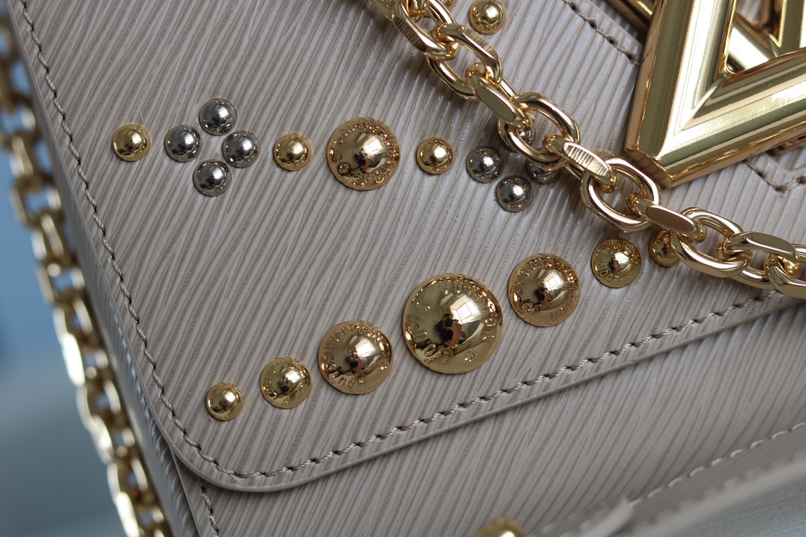 原版品質50306/50280/50282 原版中號[玫瑰]貨比三家，請認准內碼：0088[太陽][太陽]LV最新最火款Twist Denim出貨了💃此款Twist中號手袋飾有由刻有圖案的花形金色與銀色鉚釘組成的旭日花紋，與巴黎芳登廣場路易威登旗艦店前的巨型太陽雕像遙相呼應。由Epi皮革裁制而成，打造優雅晚裝造型的珍貴之選。 外型小巧，別緻的弧形底座增加了手袋容量[強]可調節鏈條適合斜跨或優雅的肩背[強]中號尺寸:23*18*8cm