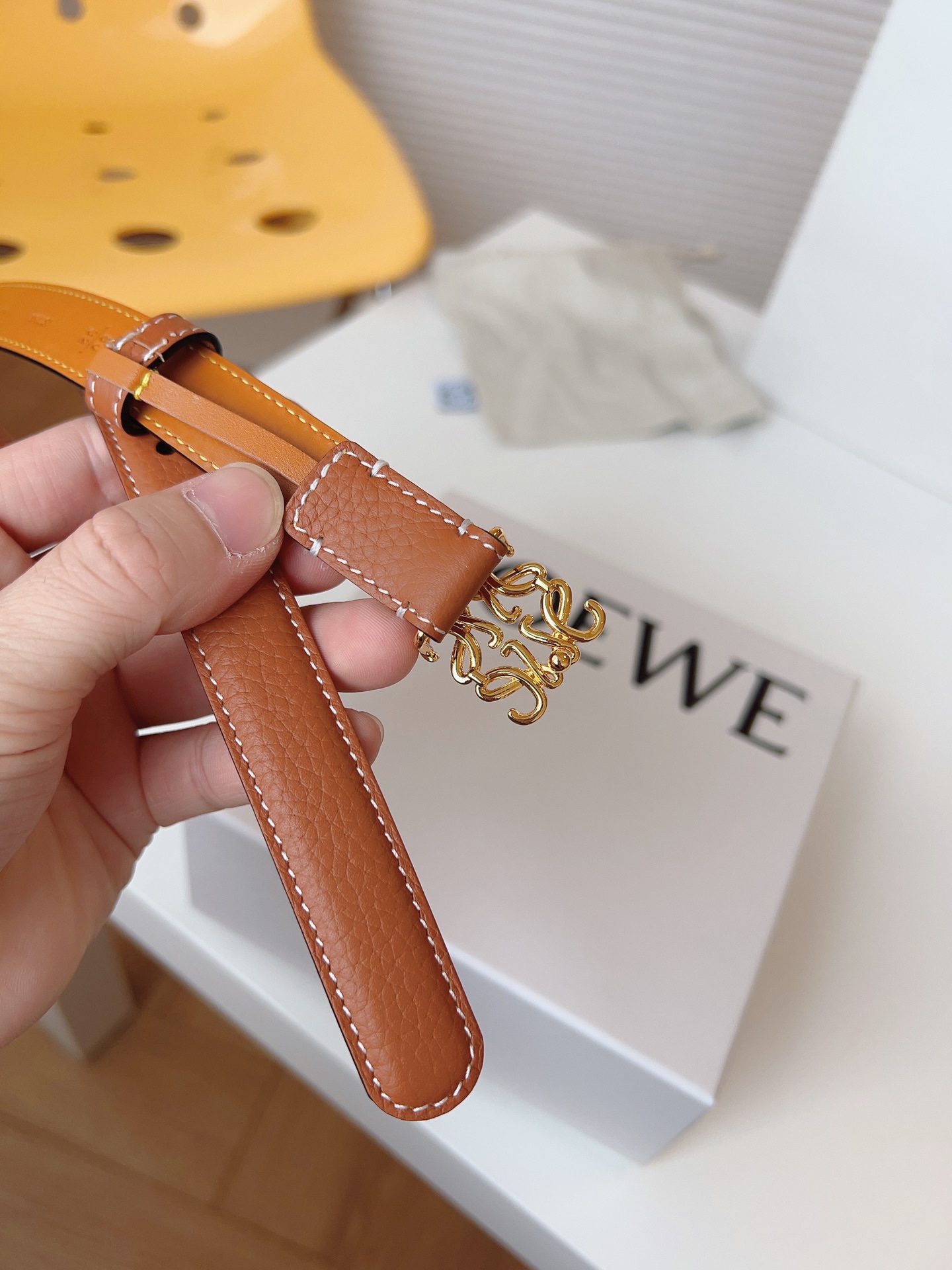 
Loewe 羅意威 經典粒面小牛皮，極簡風格的搭配，腰帶早已不是勒緊褲腰的工具，而是提升衣品，畫龍點睛的飾品；此款腰帶易搭配服飾。皮帶寬度：2.0cm