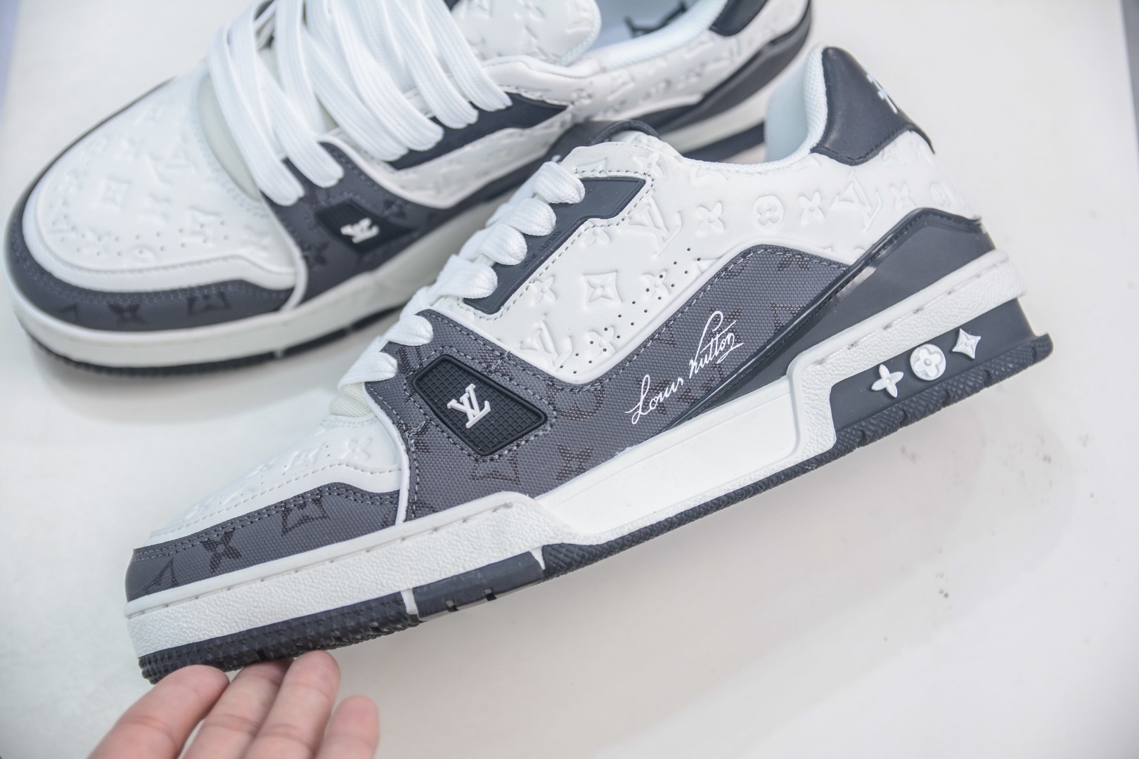 Louis Vuitton Trainer lv時裝走秀運動鞋 
尺碼：39 40 41 42 43 44 45 46