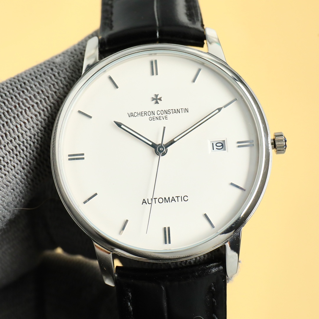 
最新款推薦   市場最高復刻 V4升級版本 江詩丹頓VC傳承系列85180腕表！
1⃣️【表殼】尺寸40MMX9MM，完美圓形的表殼，搭配微孤式表耳設計，使之更加貼合佩戴者的手腕。每一個成品殼套，都需經過MK嚴格的質量把控，方能還原正品獨特的質感。
2⃣️【機芯】9015鋼輪等部件均由MK制表師精工裝飾，自動擺陀更是鍍有18k金，最大限度呈現原裝精湛的工藝水平。
3⃣️【表鏡】前後兩片藍寶石玻璃鏡面，均有防眩暈鍍膜處理。
4⃣️【錶帶】雙層意大利小牛皮，搭配馬耳他十字針扣。