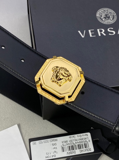 寬度3.8cm VERSACE（範思哲）此款平面皮帶採用小牛皮製成，配有一枚真空電鍍美杜莎頭像腰帶扣，採用穿孔閉合。