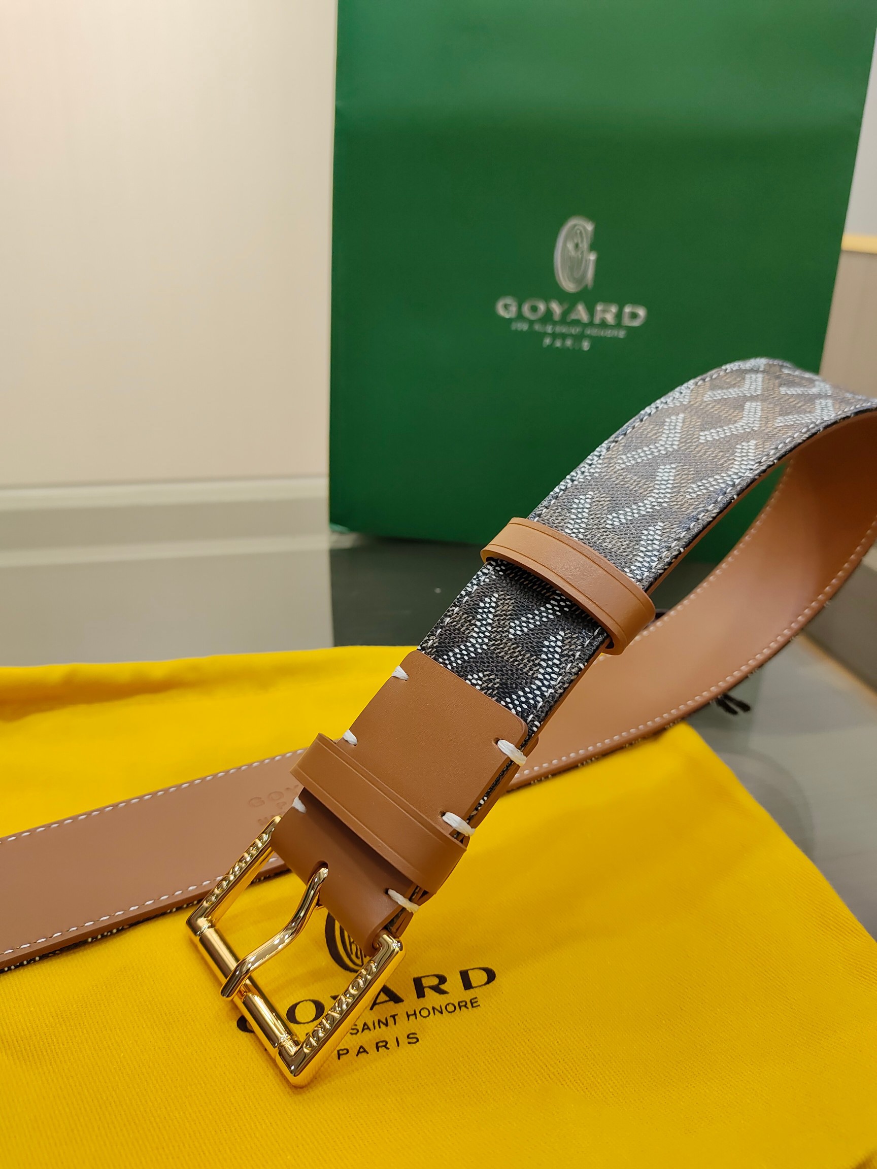 
Goyard(戈雅)腰帶源於法國奢侈品牌，設計風格簡約低調，腰帶身有標誌性帆布搭配進口頭層牛皮，腰帶扣採用簡約精品鋼扣，延續品牌的低調奢華，帶身寬度3.8CM，適用商務休閒日常佩戴。