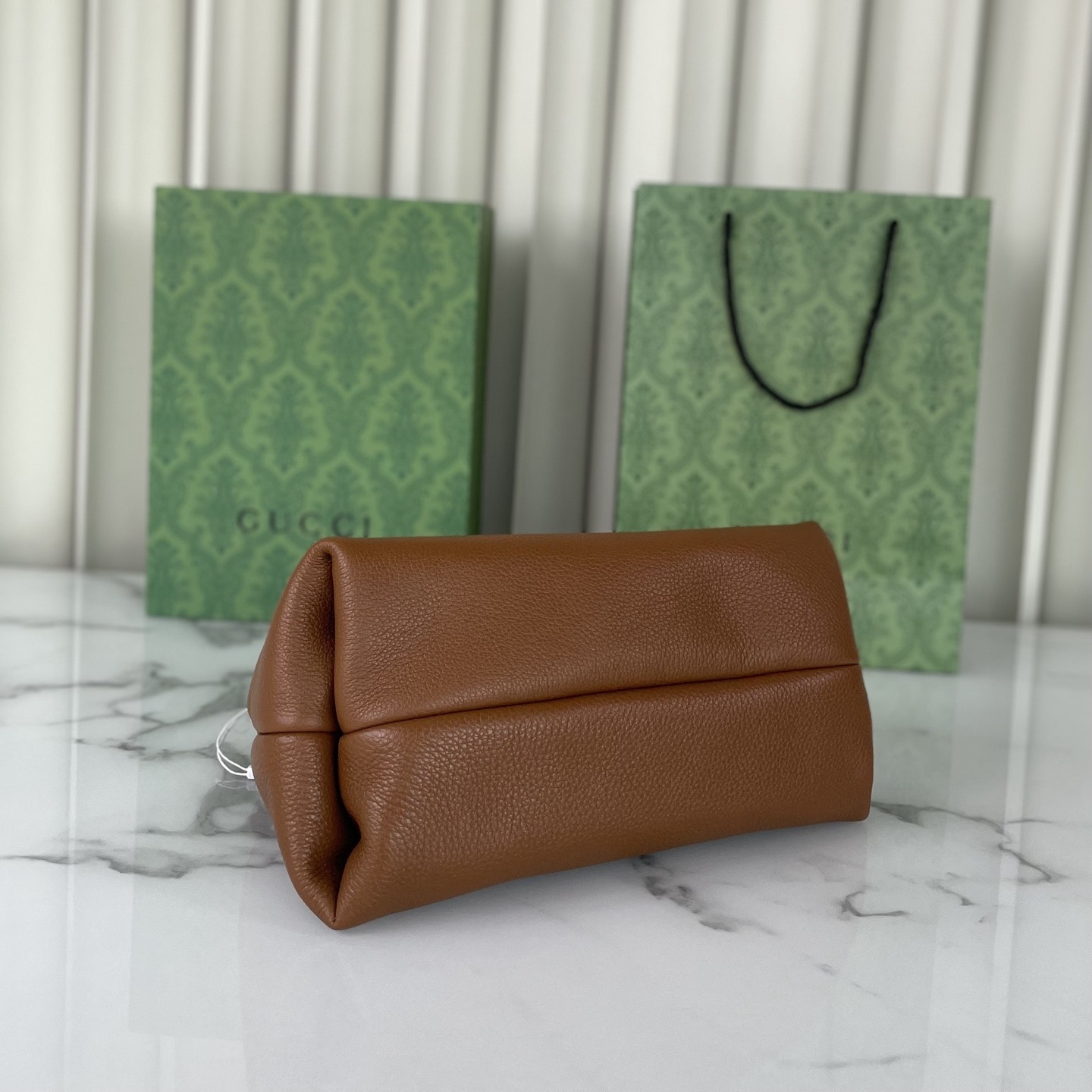 Gucci Softbit系列小號肩背包，匠心融蘊半馬銜扣造型品牌經典馬術風格配件。提手高15釐米，磁扣開合，款號837467棕皮，尺寸27.5X21X16