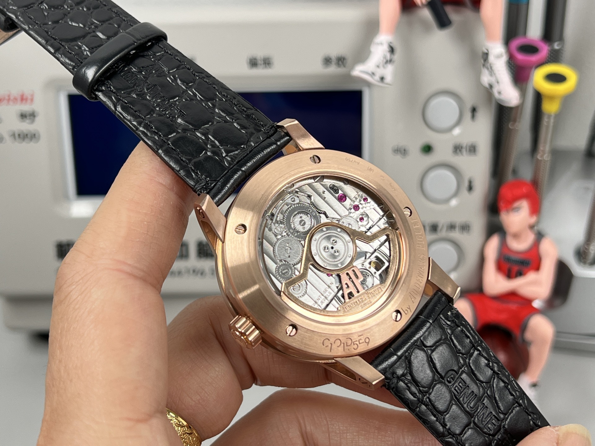 
新款愛彼真陀飛輪CODE11.59系列26396男士腕表！完美與個性的體驗！
1⃣️直徑42MM！表面玻璃採用水晶藍寶石玻璃。
2⃣️搭載Cal.2950全自動陀飛輪機芯，動力儲存60小時！
3⃣️錶帶採用進口意大利小牛皮以及帆布皮帶可選！
3⃣️表殼採用316L精鋼材質，整殼CNC高精准處理，密度與原裝吻合！          
4⃣️表面採用砂金石琺瑯錶盤
整體按照原裝顏色完美呈現！
5⃣️殼套分圈口.殼.底蓋三件套，整體角度完美體現拉絲工藝，品質與美的融合！