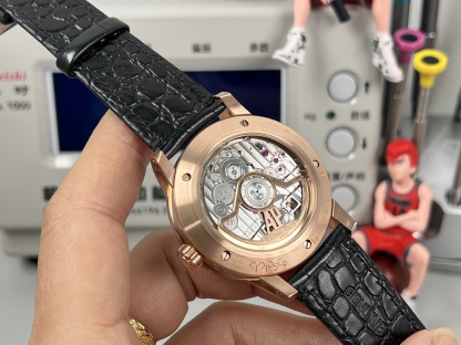 
新款愛彼真陀飛輪CODE11.59系列26396男士腕表！完美與個性的體驗！
1⃣️直徑42MM！表面玻璃採用水晶藍寶石玻璃。
2⃣️搭載Cal.2950全自動陀飛輪機芯，動力儲存60小時！
3⃣️錶帶採用進口意大利小牛皮以及帆布皮帶可選！
3⃣️表殼採用316L精鋼材質，整殼CNC高精准處理，密度與原裝吻合！          
4⃣️表面採用砂金石琺瑯錶盤
整體按照原裝顏色完美呈現！
5⃣️殼套分圈口.殼.底蓋三件套，整體角度完美體現拉絲工藝，品質與美的融合！