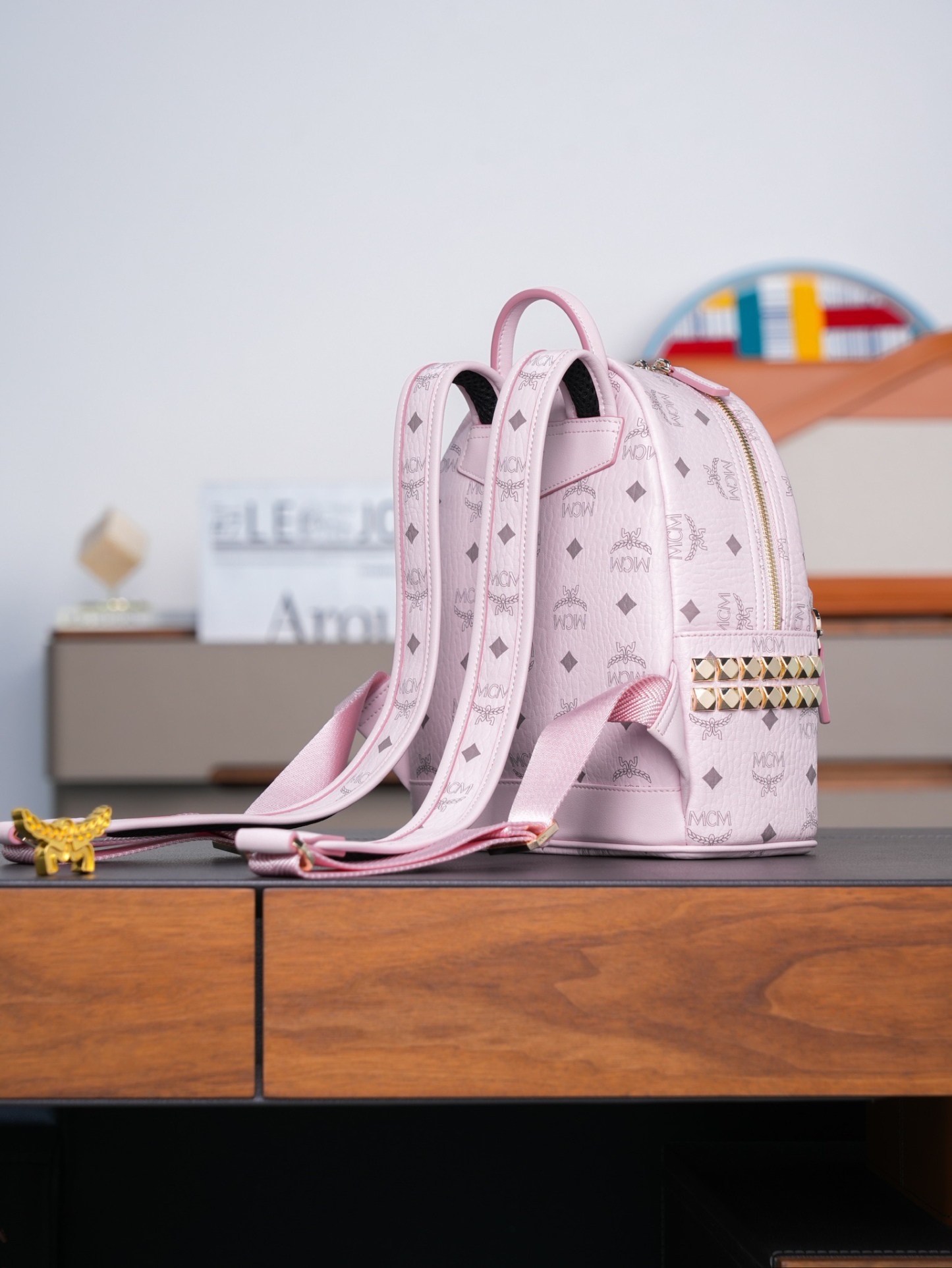 𝙈𝘾𝙈 𝙎𝙩𝙖𝙧𝙠 𝙎𝙞𝙙𝙚 𝙎𝙩𝙪𝙙𝙨𝘽𝙖𝙘𝙠𝙥𝙖𝙘𝙠 𝙞𝙣 𝙑𝙞𝙨𝙚𝙩𝙤𝙨
轻雾粉迷你号#铆钉双肩背包

新升级最高版本
·CP独家出品®️轻雾粉色
这款Visetos经典花纹人造革双肩背包采用金字塔形铆钉装饰及天然皮革饰边设计。
这款迷你Stark双肩包堪称便携包袋中的杰作，完美诠释了环球旅行者无拘无束的精神境界。包袋采用粉色Visetos人造革及皮革制成，因以精致方式收纳小型电子产品及配件而广为人知。多