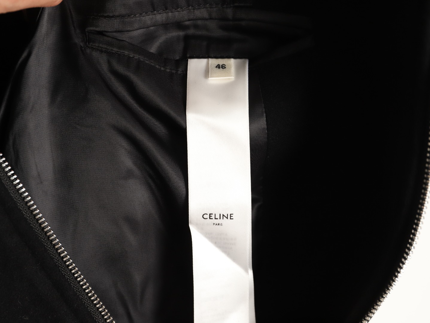 🔝CELINE賽琳CE 大C毛呢皮袖連帽外套
主體採用羊毛混紡面料，經特殊編織工藝打造，質地厚實而不失柔軟，呈現細膩的啞光光澤。羊毛纖維經過預縮處理，有效避免穿著後的變形與起球，同時保留天然的保暖性與透氣性。衣袖部分選用皮革，通過特殊處理賦予皮革細膩的粒面紋理與溫潤光澤，隨著穿著會逐漸形成獨特的使用痕跡，成為專屬的時光印記。內襯採用100%粘膠纖維，手感絲滑且垂墜感佳，與面料形成良好的內外呼應，提升穿著舒適度。
胸前C字貼飾採用毛巾繡工藝，以6mm粗細的紗線層層堆疊，形成飽滿的立體肌理。刺繡