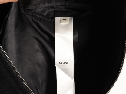 🔝CELINE賽琳CE 大C毛呢皮袖連帽外套
主體採用羊毛混紡面料，經特殊編織工藝打造，質地厚實而不失柔軟，呈現細膩的啞光光澤。羊毛纖維經過預縮處理，有效避免穿著後的變形與起球，同時保留天然的保暖性與透氣性。衣袖部分選用皮革，通過特殊處理賦予皮革細膩的粒面紋理與溫潤光澤，隨著穿著會逐漸形成獨特的使用痕跡，成為專屬的時光印記。內襯採用100%粘膠纖維，手感絲滑且垂墜感佳，與面料形成良好的內外呼應，提升穿著舒適度。
胸前C字貼飾採用毛巾繡工藝，以6mm粗細的紗線層層堆疊，形成飽滿的立體肌理。刺繡