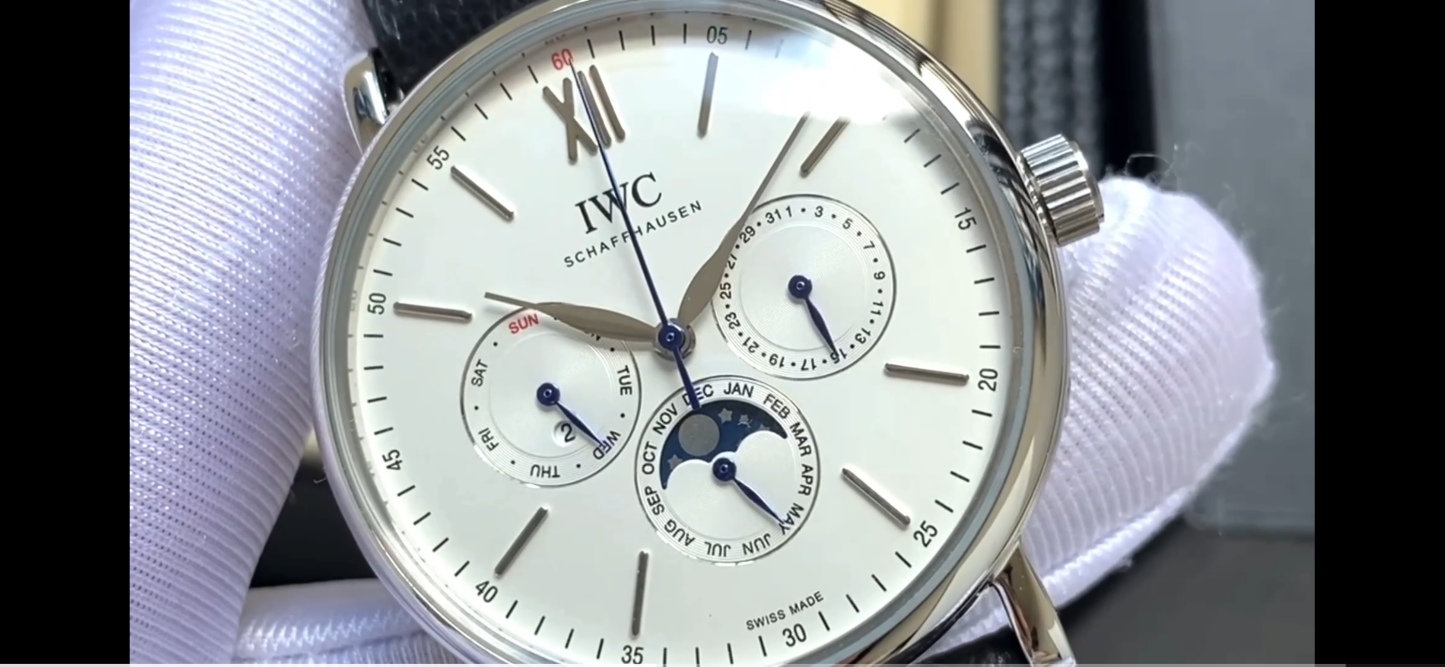 
🔥顏值巔峰  傾情演繹🔥
IWC旗下最耀眼的明星，萬年一瞬，品鑒IWC萬國柏濤菲諾萬年曆腕表！
1⃣️ 【機芯】採用3836-2型自制機芯，其機芯運轉穩定，月相處更是1:1還原正品，在光線下月相中的星星太陽更是明亮發光，走時精准，幾乎零返修！
2️⃣【表殼】正品開模，1:1完美還原！腕表尺寸40mm，整個表殼採用獨家研發的CNC精磨工藝，與原裝工藝效果如出一轍！
3️⃣【錶盤】錶盤12刻度細節精益求精，1:1還原鍍銀錶盤，9位更是1:1還原閏年設計，採用雙面防反光拱形鍍膜鏡面，使其整體錶盤質感更佳