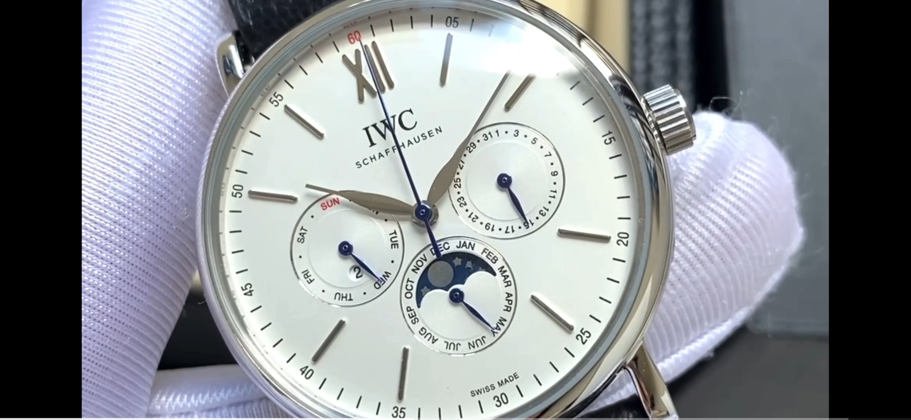 
🔥顏值巔峰  傾情演繹🔥
IWC旗下最耀眼的明星，萬年一瞬，品鑒IWC萬國柏濤菲諾萬年曆腕表！
1⃣️ 【機芯】採用3836-2型自制機芯，其機芯運轉穩定，月相處更是1:1還原正品，在光線下月相中的星星太陽更是明亮發光，走時精准，幾乎零返修！
2️⃣【表殼】正品開模，1:1完美還原！腕表尺寸40mm，整個表殼採用獨家研發的CNC精磨工藝，與原裝工藝效果如出一轍！
3️⃣【錶盤】錶盤12刻度細節精益求精，1:1還原鍍銀錶盤，9位更是1:1還原閏年設計，採用雙面防反光拱形鍍膜鏡面，使其整體錶盤質感更佳