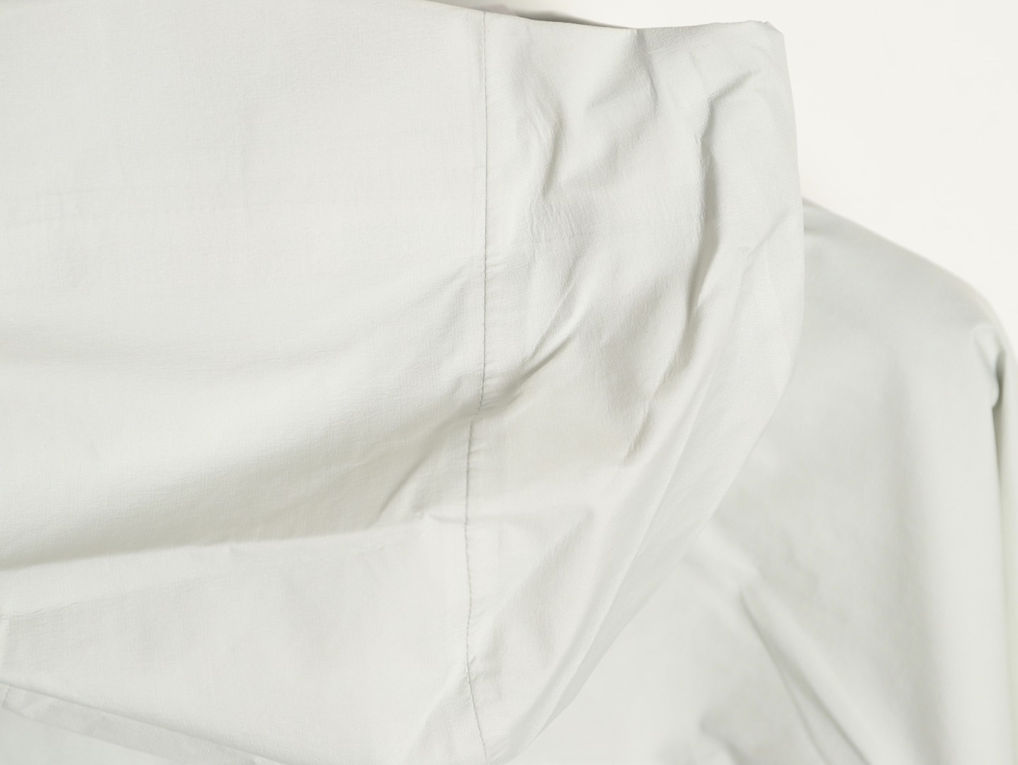 🔝KAILAS 凱樂石 博格達系列 輕量防風防水戶外徒步登山衝鋒衣 
  防水防風透氣防紫外線
 -輔料：原版拆解開發，一比一定制的小標，領標，水洗，吊牌，五金等等。

- FILTERTEC 3L面料：採用凱樂石自主研發的FILTERTEC 3L面料，由外層40D尼龍、中層ePTFE納米微孔膜、內層親膚處理工藝構成，防水指數20000mm，透氣指數20000g/㎡/24h，可抵御暴雨級降水和7級強風，同時快速排出汗氣，避免悶熱。

- 全壓膠工藝：整衣接縫處採用全壓膠工藝，有效防止水分從接