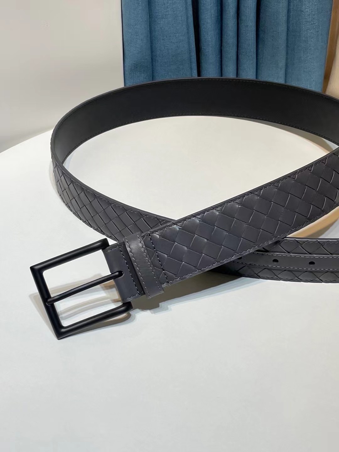 🔥🔥新 🆕純手工編織皮帶可為休閒裝或正裝造型增添優雅韻味，🔥是低調奢華的典範。[嘴唇]採用意大利柔軟的胎小牛皮全手工精工打造而成，鎳色五金扣頭令其更顯獨特別緻、🔥[嘴唇]優雅迷人氣息。[強]4.0cm