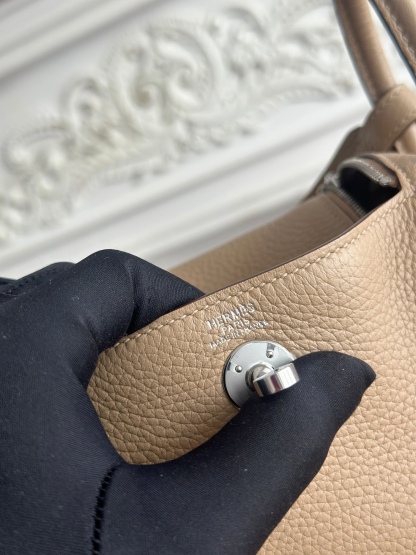 迪lindy 19cm	
Tc皮 蜜蠟線半手工縫製
lindy19保留了琳迪包所有細節的完整設計，側口袋、拉鍊等全部都是經典的設計√
這只小可愛暴擊了多少人的少女心