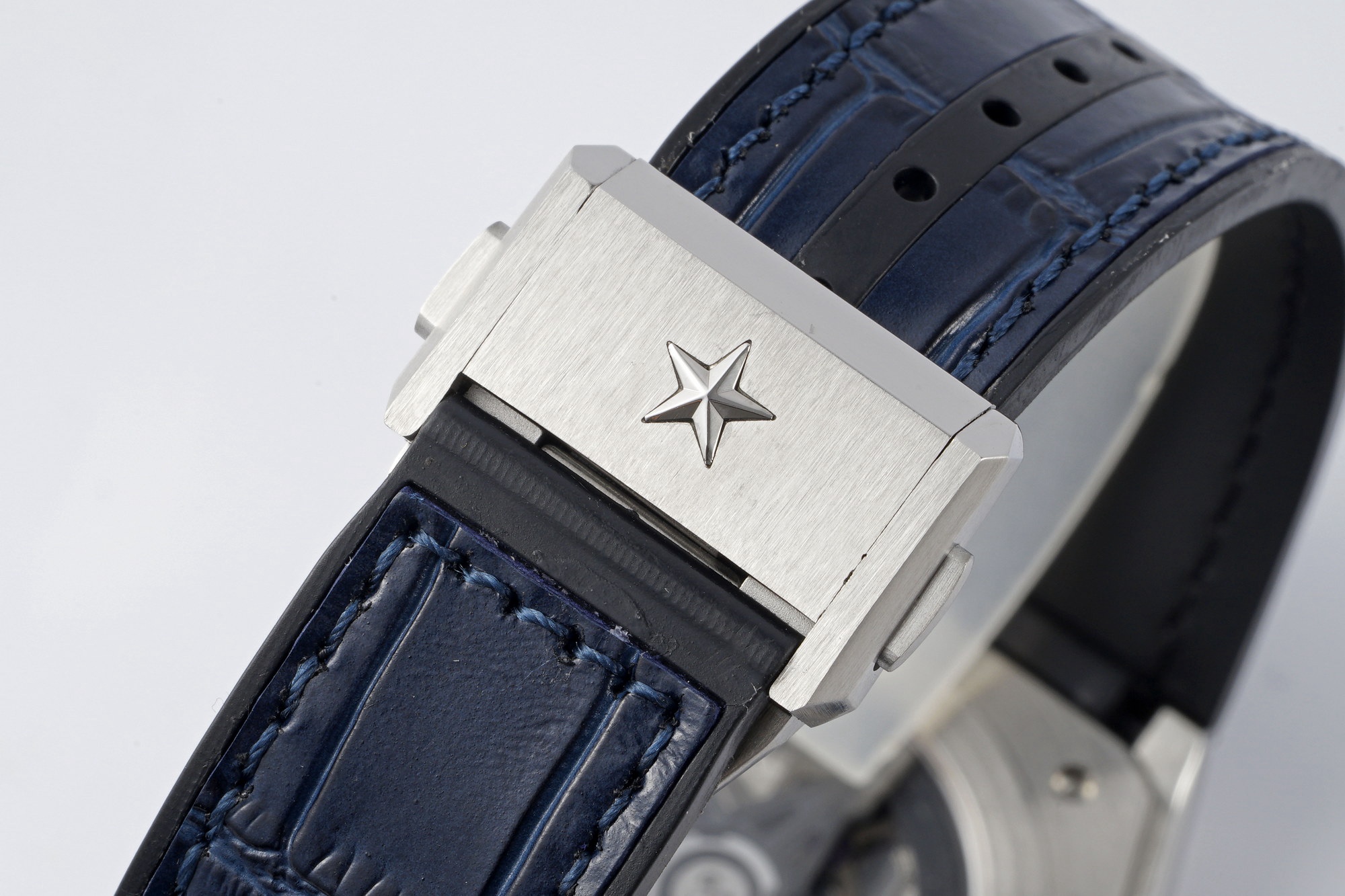 L真力時DEFY系列全新升級版，殼身 頭粒 機芯 表扣等均做了升級調整。一款根據路虎標誌性花輪轂設計而成的高顏值鏤空腕表。

原裝開模鑄造，極致還原表殼的每一處細節打磨倒角，盡顯原裝菱角分明、堅毅果敢的陽剛氣質。完美的41mm表經，適配大眾男性手寸，正裝休閒兩不誤。根據汽車輪轂設計而成的五角星錶盤，未來概念感十足。同步官網新款五角星折疊扣，搭載定製版Cal.670sk全自動機械機芯，鏤空日曆的大小與位置、機芯夾板、齒輪、五角星陀皆按原版機芯數據拆解鍛造而成。

LF臻品 陳奕迅Eason同款，時尚前衛、