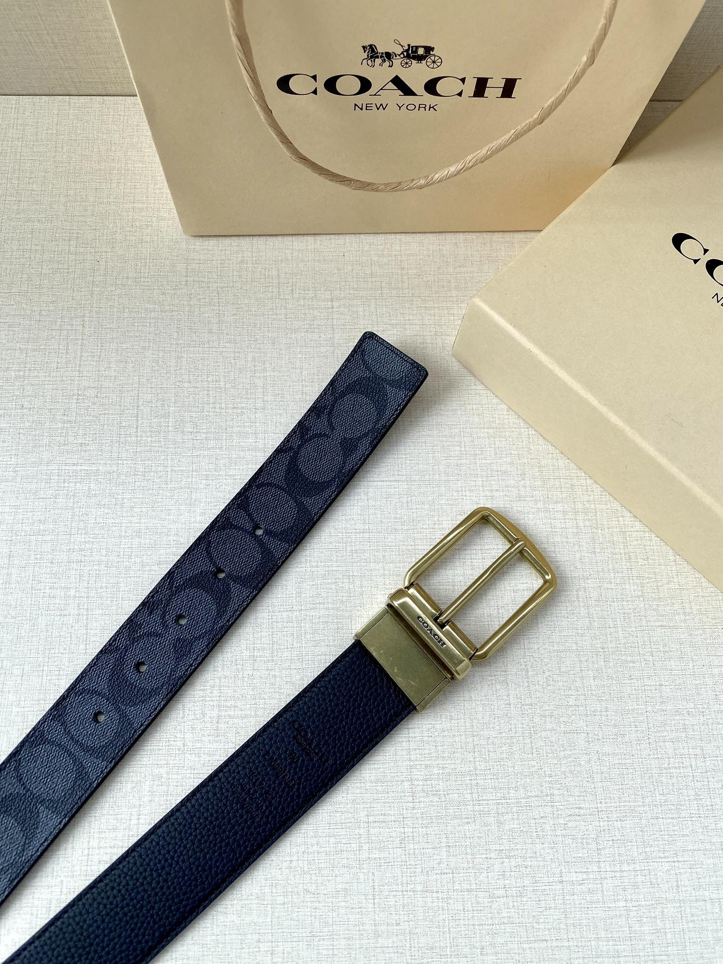 寬度3.8cm COACH 這款雙面腰帶一面為經典標誌帆布材質，另一面為精制皮革材質，配有標誌性扣件，將兩種外形合二為一。通過簡單的說明，可用剪刀剪裁至完美合身度。
標誌印花配頭層牛皮
可裁剪
雙面
38M (寬)
