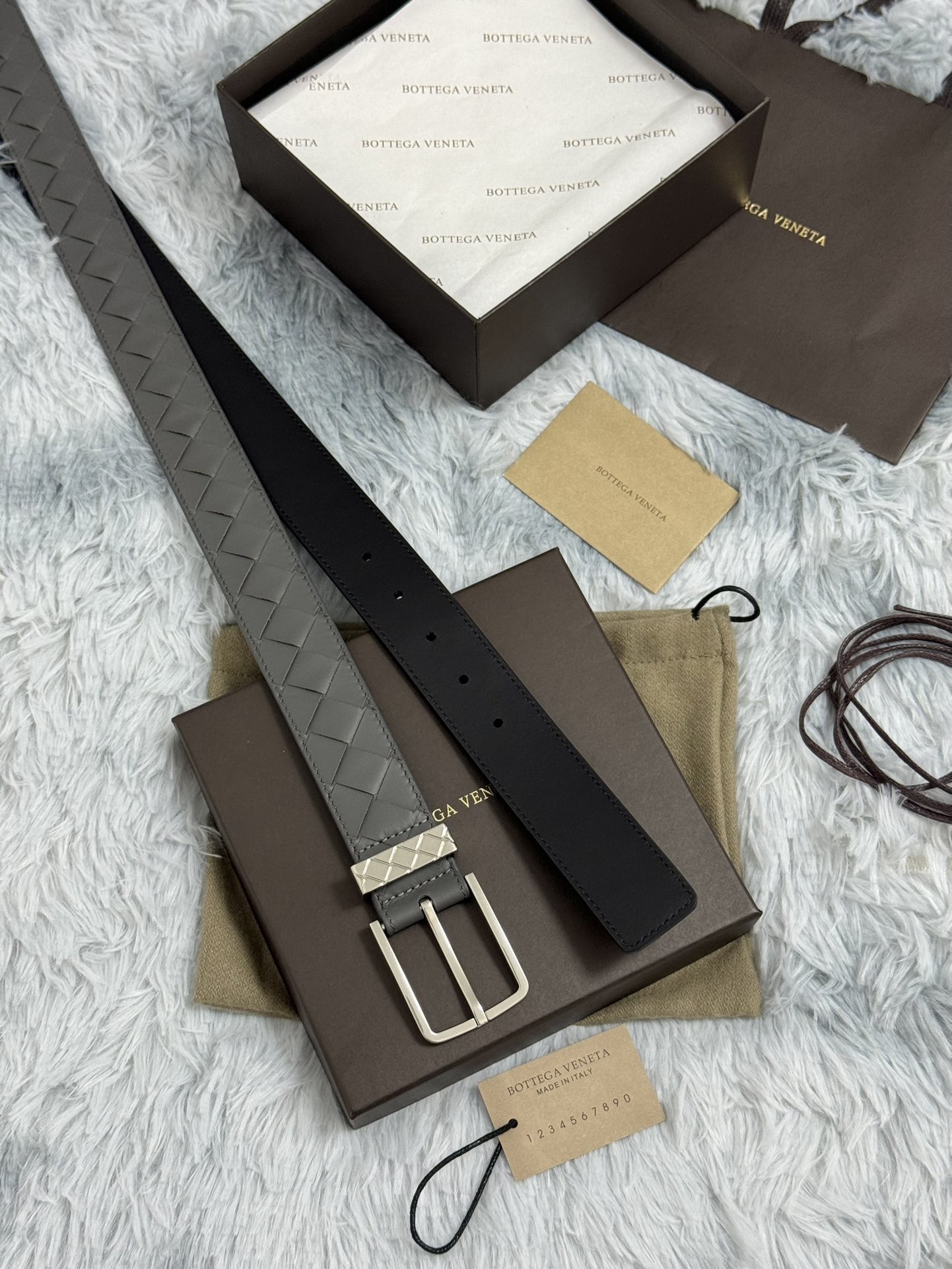 BOTTEGA VENETA   3.5cm   
手工編織牛皮經典之作
每個細節都體現出至高的品味和格調
整體造型增添優雅韻味  
低調奢華的典範
優雅迷人氣息
精緻的手工藝製作