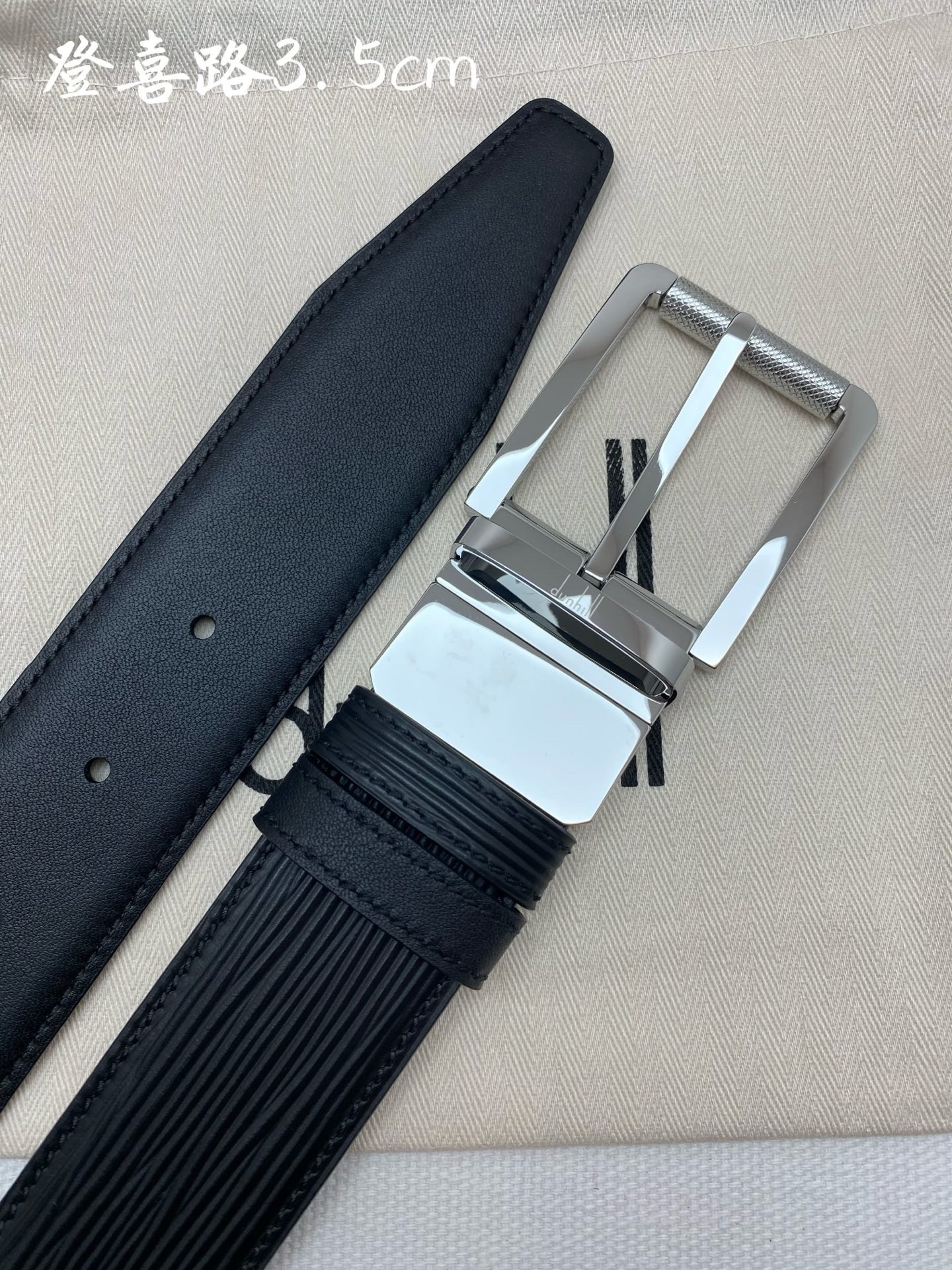 
登喜路是英國歷史悠久的奢侈品牌，其皮帶以精湛工藝、高品質材料和經典設計著稱在男士奢侈品領域享有很高聲譽，適合商務和休閒
