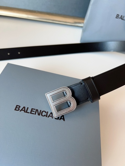 巴黎世家（Balenciaga）寬度3.0cm 是法國的奢侈品牌，作為時尚界最具影響力品牌之一的地位。設計師源於：都市時尚潮流獨特的設計風格，採用進口小牛皮製作；搭配純銅復古五金，使其更具魅力。值得擁有的百搭精品！