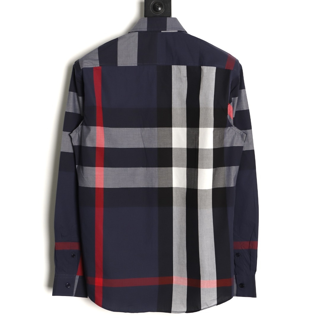 Burberry/巴寶莉 經典大格紋棉質襯衫
定制原版一致80支精梳棉單線紗，紗線全部訂染，最終確定織法，
無論是格型大小線條粗細均達到Y版水平並且布料沒有尾斜現象，
紅外線裁剪對條對格單件裁，保證大貨品質，
定制塔羅貝油封噴漆扣子自然發亮（不同市場版都是樹脂扣），裁片、領子坐領 門邊 袖口 部位加了燙薄，
全部要對格對位出成品，紅外激光定位對格取位，
每個獨立的尺碼都是定位裁片，前幅，口袋，袖子等部位都是對格對位的，
工序複製，費時費料，經典簡單氣質不失大牌，面料上身舒適柔軟卻又挺括有型，