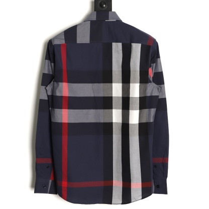 Burberry/巴寶莉 經典大格紋棉質襯衫
定制原版一致80支精梳棉單線紗，紗線全部訂染，最終確定織法，
無論是格型大小線條粗細均達到Y版水平並且布料沒有尾斜現象，
紅外線裁剪對條對格單件裁，保證大貨品質，
定制塔羅貝油封噴漆扣子自然發亮（不同市場版都是樹脂扣），裁片、領子坐領 門邊 袖口 部位加了燙薄，
全部要對格對位出成品，紅外激光定位對格取位，
每個獨立的尺碼都是定位裁片，前幅，口袋，袖子等部位都是對格對位的，
工序複製，費時費料，經典簡單氣質不失大牌，面料上身舒適柔軟卻又挺括有型，